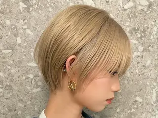 ショート ハイトーン💎 ホワイトベージュ坪谷のヘアスタイル