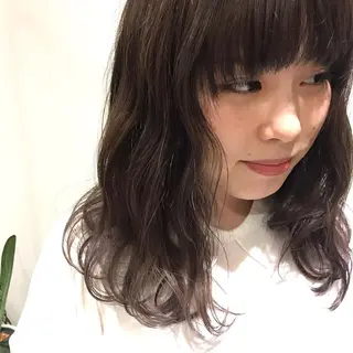 ミディアム カラー 荒木 依莉亜のヘアスタイル