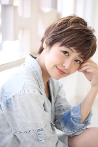ショート レイヤーカット✖️ 柔らかベージュカラーのヘアスタイル