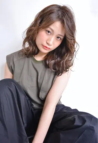 ミディアム セミロング カラー パーマ ヘアアレンジ 推し活専用 【派手髪】飯野ゆかりのヘアスタイル