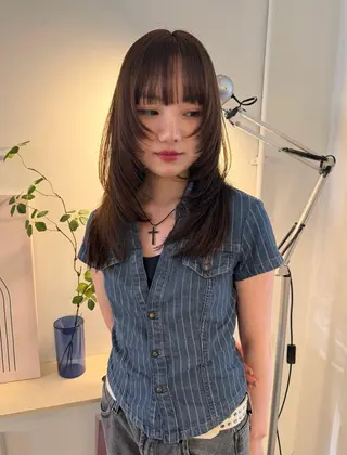 セミロング カラー MIU/ルーツカラー 顔まわりレイヤーのヘアスタイル