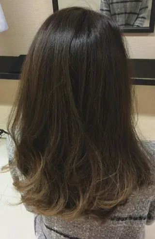 カラー セミロング 天土 奈津美のヘアスタイル