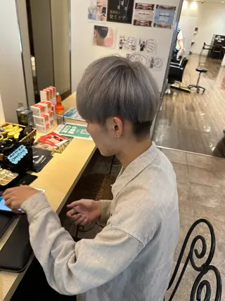 カラー メンズ ダメージレスブリーチ HIROSHIのヘアスタイル