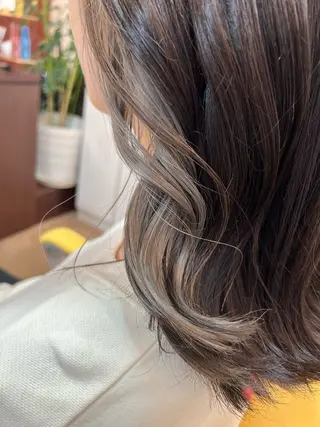 ミディアム カラー bh.maara デザイン／ハイトーンのヘアスタイル