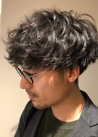 パーマ メンズ ショート 松野 シンジのヘアスタイル