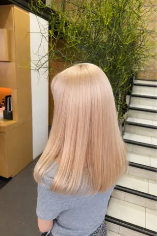 セミロング カラー rino️🩵 透明感カラーのヘアスタイル