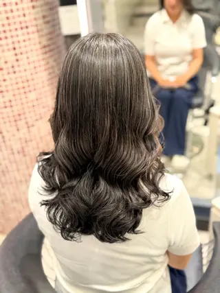 セミロング パーマ コテ巻きパーマ💙 シノヤユイのヘアスタイル