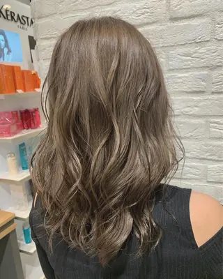 セミロング カラー 韓国レイヤー×艶髪 ハイトーンRyukiのヘアスタイル