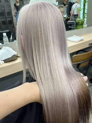 ロング カラー イツク ⚡️ ルーツ/ハイトーンのヘアスタイル
