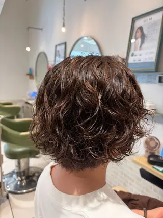 ショート パーマ ハイライトカラー レイヤーカットのヘアスタイル