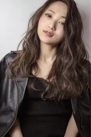 ロング 佐山 眞紀のヘアスタイル