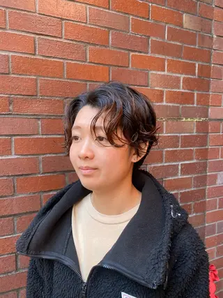 ショート ブリーチカラー/ブロ ンドレイヤーカットのヘアスタイル