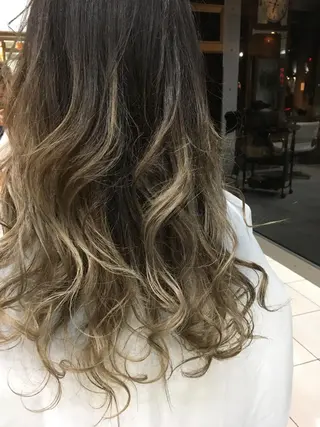 セミロング カラー 白髪ぼかしハイライト 柳川拓哉のヘアスタイル