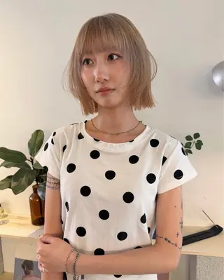 ショート カラー MIU/ルーツカラー 顔まわりレイヤーのヘアスタイル