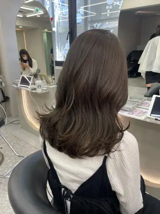 ミディアム 透明感オリーブ🫒/ ブリーチなしWカラーのヘアスタイル