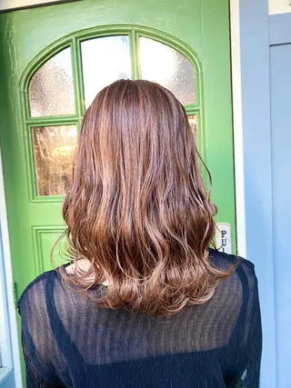 ミディアム カラー BRITS 渡辺 菜々子のヘアスタイル