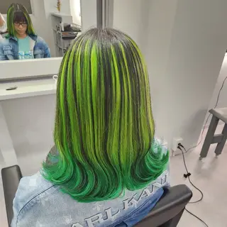 ミディアム カラー ツヤ髪✨縮毛矯正 ハイトーンカラーのヘアスタイル