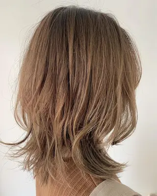 ミディアム カラー 黒崎 美乃里のヘアスタイル