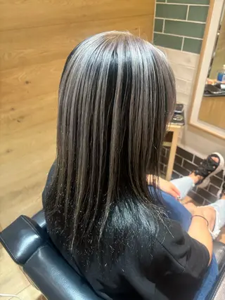 ミディアム カラー アートディレクター 尾内 友美のヘアスタイル