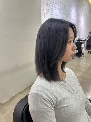 ミディアム カラー アダチ ヒナタのヘアスタイル