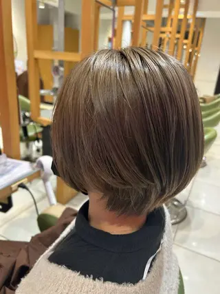 ショート カラー ハイライトカラー レイヤーカットのヘアスタイル