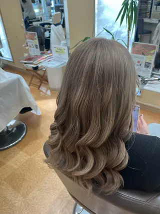 ロング カラー 小泉 ゆあのヘアスタイル