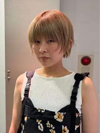 ショート レイヤー/透明感 カラー　いくらまゆのヘアスタイル