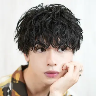 ミディアム パーマ メンズ メンズ特化カットパー マカラー坂田柊のヘアスタイル