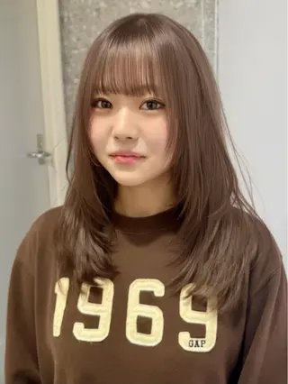 セミロング カラー 失敗しないハイトーン ミルクティーベージュのヘアスタイル