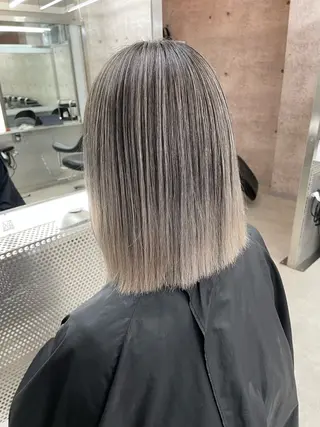 ショート 🫧バレイヤージュ/ ハイトーン/ミズキのヘアスタイル