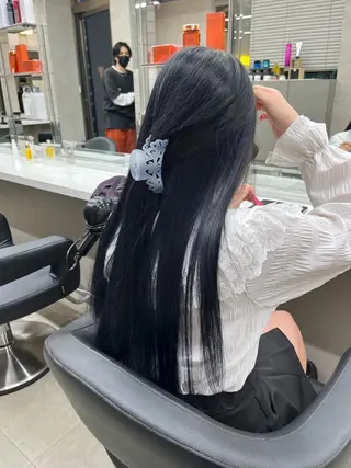 ロング 寒色/ベージュヘア ブリーチありMiOのヘアスタイル