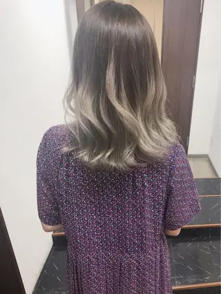 ミディアム カラー ヤナ マネージャーのヘアスタイル