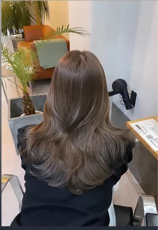 ミディアム カラー レイヤーカット 西村あきやのヘアスタイル