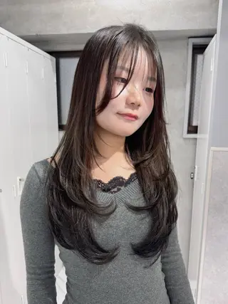 ロング Manami🖤 レイヤー×ハイトーンのヘアスタイル