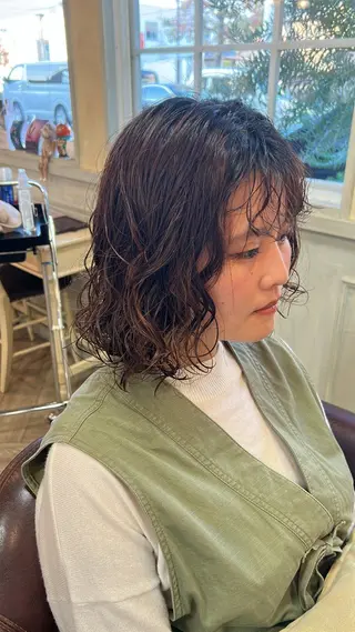 ミディアム パーマ アオバ / ハイトーンカラーのヘアスタイル
