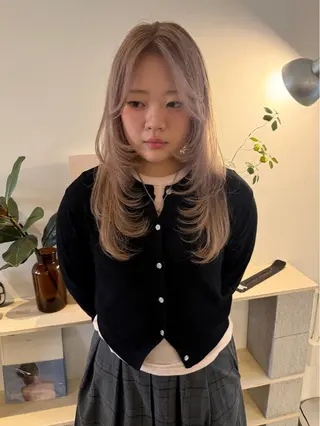 セミロング カラー MIU/ルーツカラー 顔まわりレイヤーのヘアスタイル