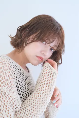 ミディアム カラー カジュアルを女っぽく 𝗮𝘆𝗮𝗰𝗼のヘアスタイル