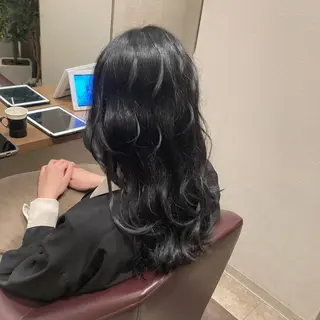 ロング カラー 松岡 知のヘアスタイル