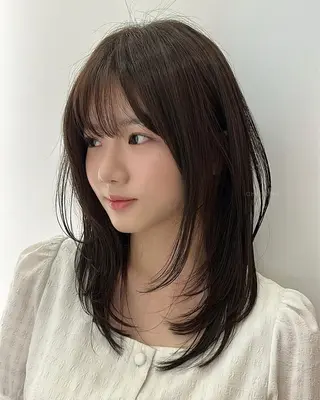 ミディアム 《期間限定無料》 ミディアムカット✂️のヘアスタイル