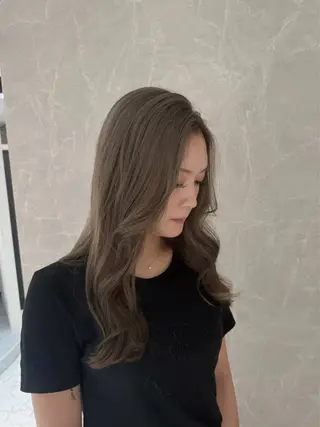 ミディアム 透明感カラー NAN AMI グレージュのヘアスタイル