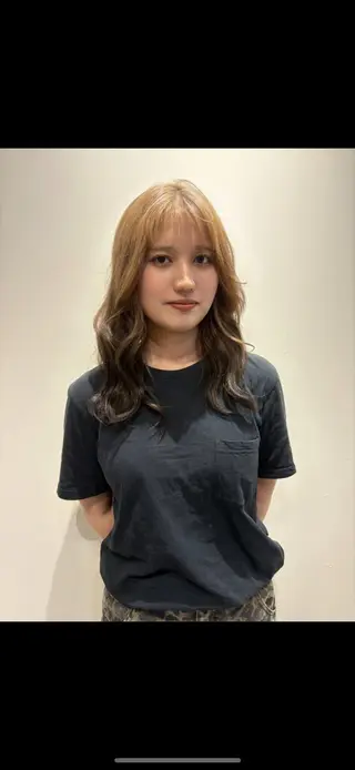 ロング カラー ヨシノ マナウのヘアスタイル