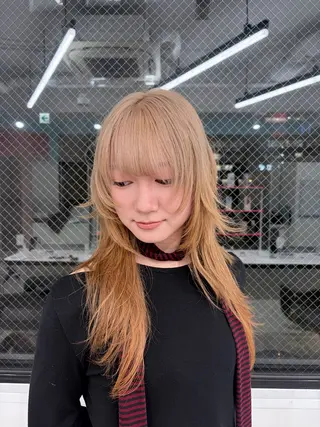 ロング カラー 縮毛ブリーチ／黒染め 複雑履歴／ホワイトのヘアスタイル