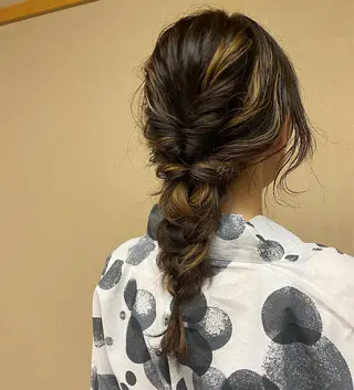 セミロング ブリーチカラー/ブロ ンドレイヤーカットのヘアスタイル