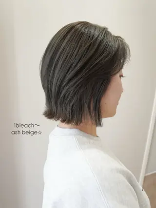ミディアム カラー SAKINO ベージュカラーのヘアスタイル