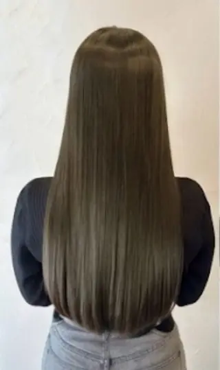 ロング 透明感カラー特化若山 結愛のヘアスタイル