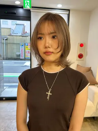 ミディアム カラー 安達 咲のヘアスタイル