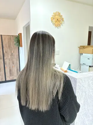 ロング あやか/ハイトーンカ ラー/デザインカラーのヘアスタイル