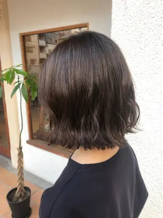 カラー kana .オリーブ /ナチュラルヘアのヘアスタイル