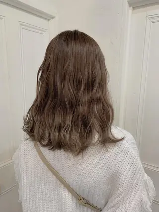 ミディアム カラー wakana/ 柔らかベージュカラーのヘアスタイル