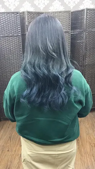 ロング カラー ヤナ マネージャーのヘアスタイル